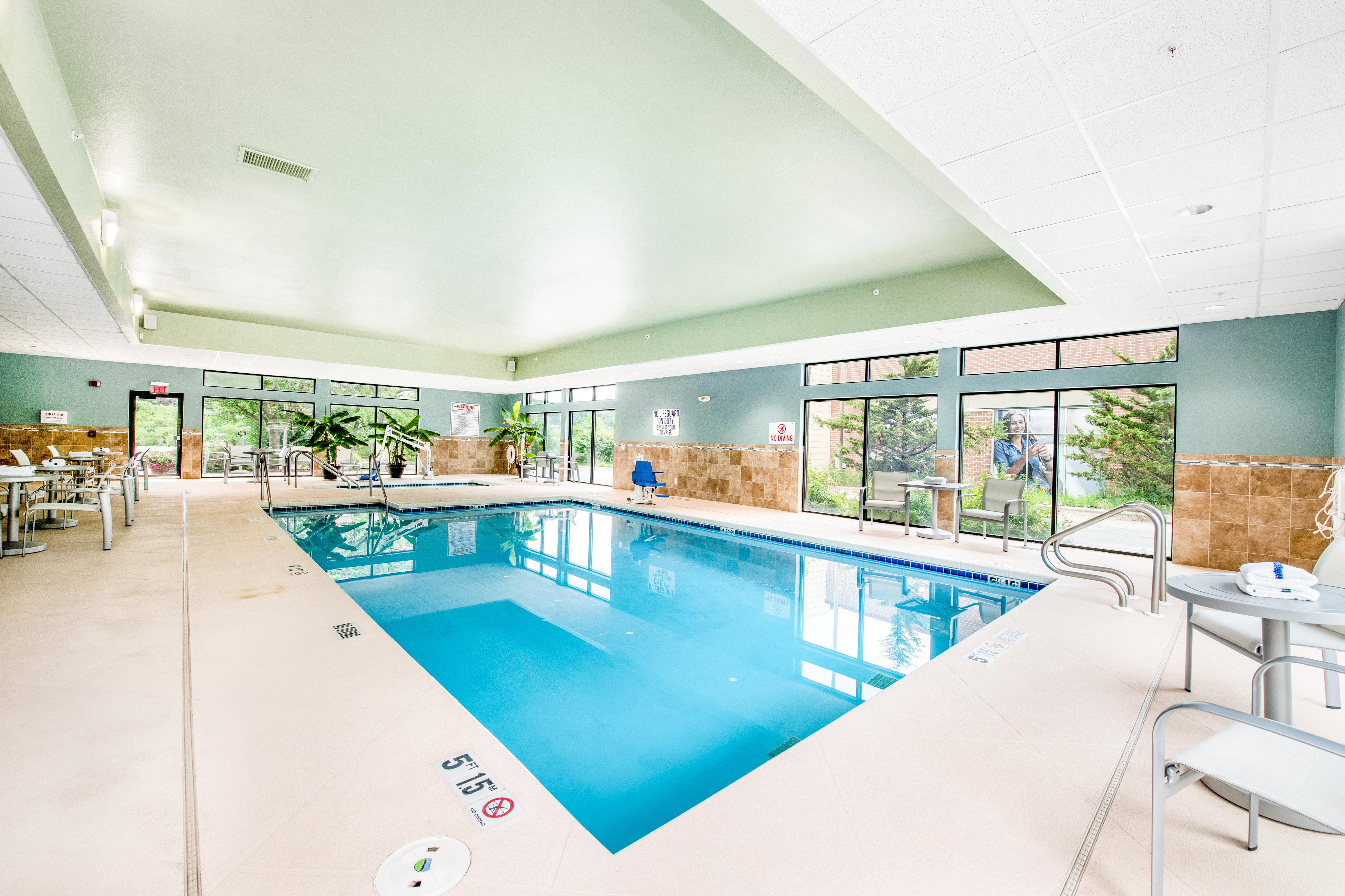 Holiday Inn Express - Delafield By Ihg מראה חיצוני תמונה