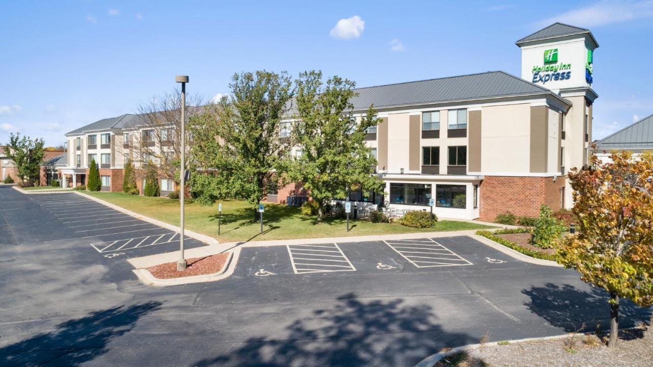 Holiday Inn Express - Delafield By Ihg מראה חיצוני תמונה