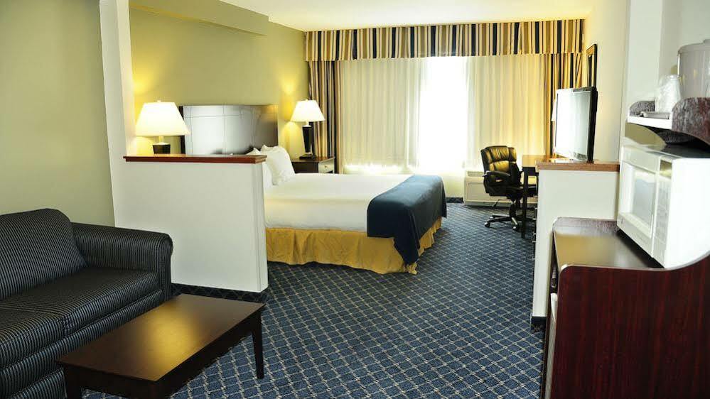 Holiday Inn Express - Delafield By Ihg מראה חיצוני תמונה