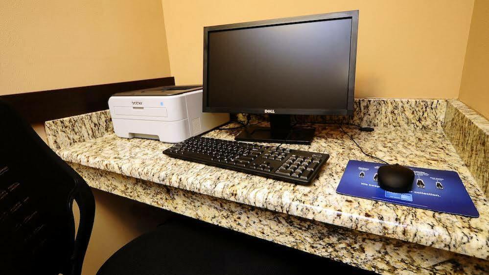 Holiday Inn Express - Delafield By Ihg מראה חיצוני תמונה