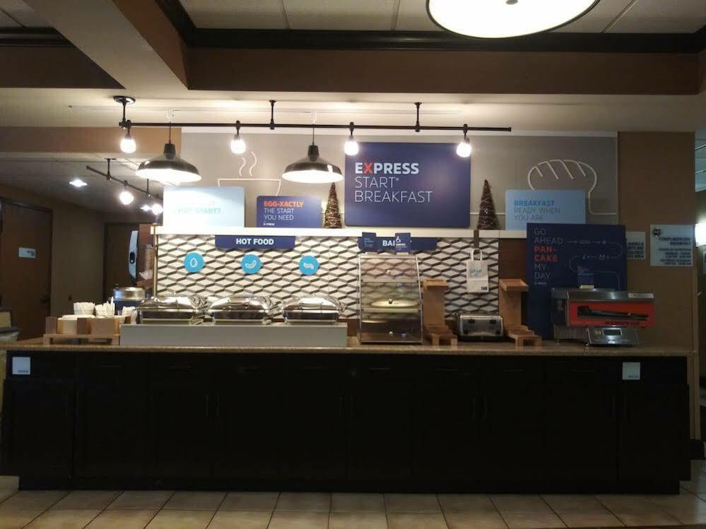 Holiday Inn Express - Delafield By Ihg מראה חיצוני תמונה