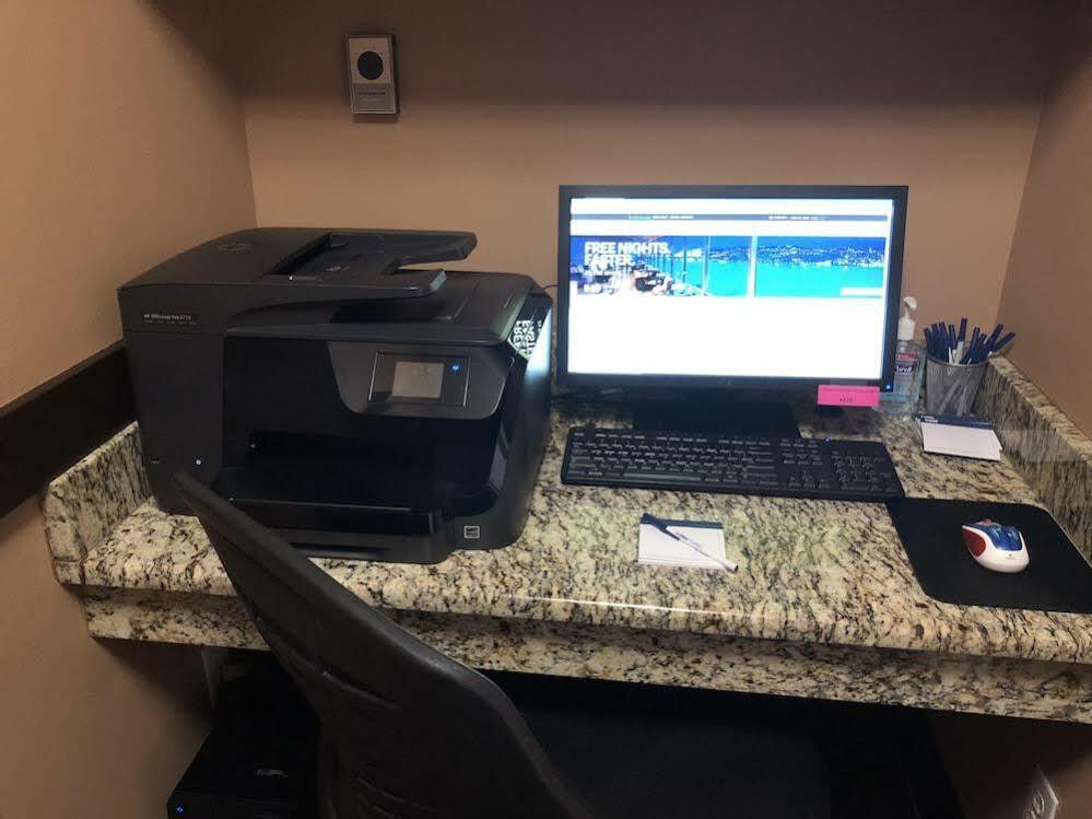 Holiday Inn Express - Delafield By Ihg מראה חיצוני תמונה